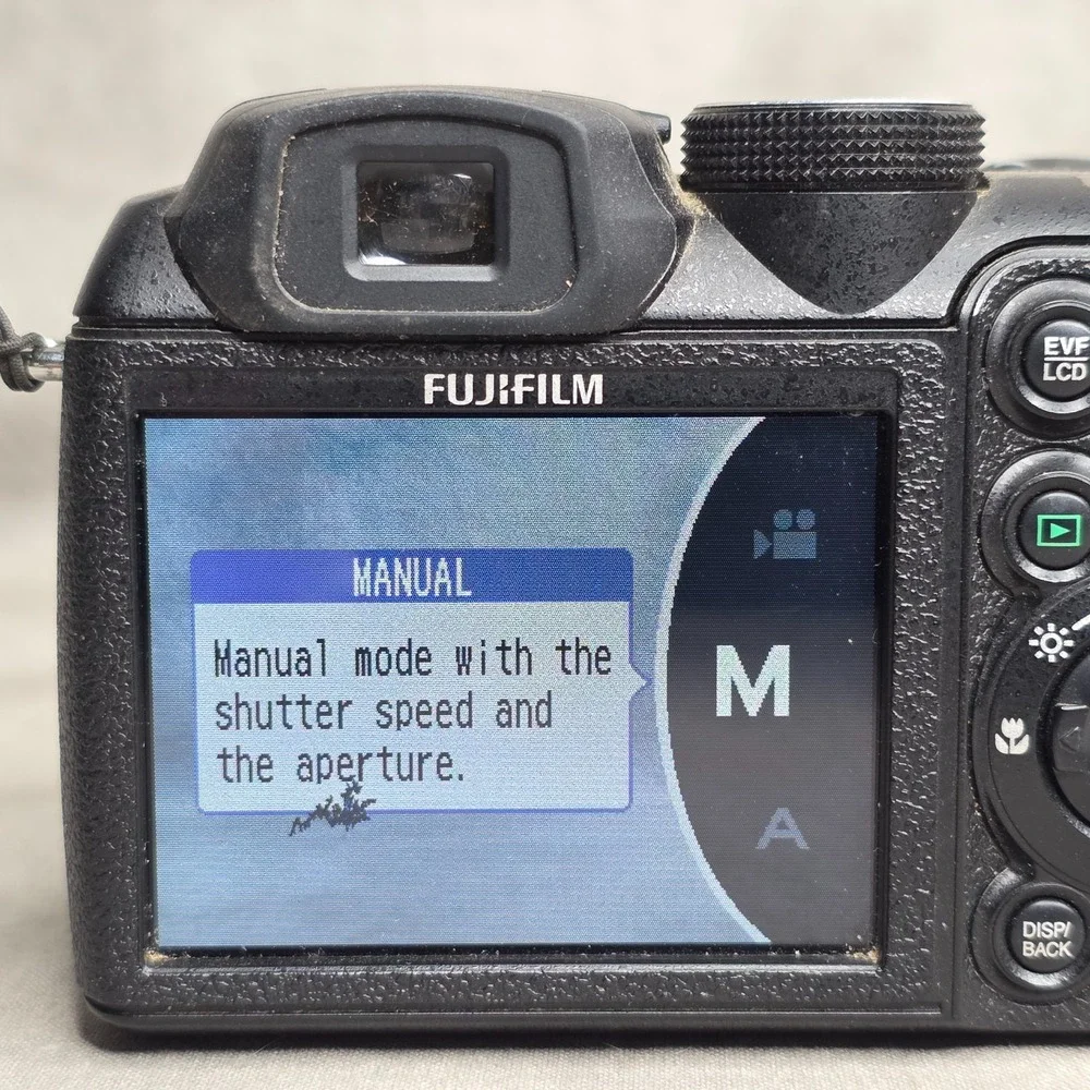 Fujifilm FinePix S Series S1000fd 10.0MP‎ Digital Camera FOR PARTS OR REPAIR